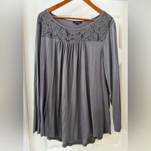 Long sleeve soft gray shirt in 3x lace neck area
